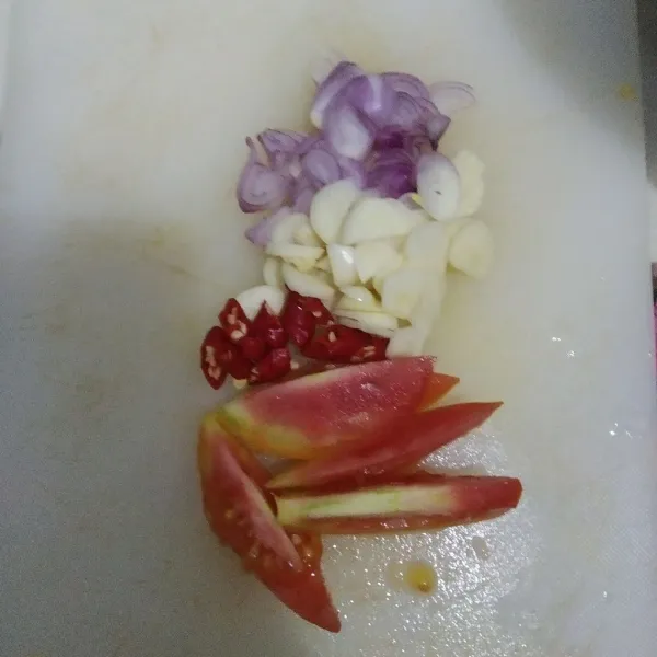 Iris cabai,bawang dan tomat.