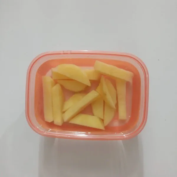 Potong manjang kentang.