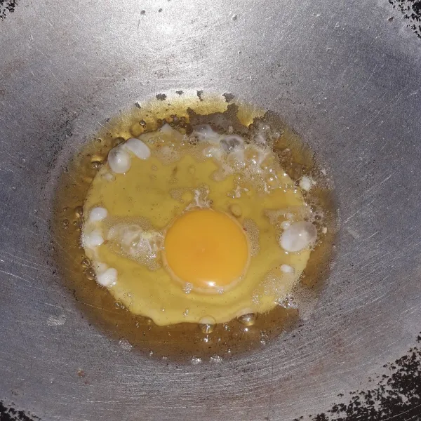 Panaskan minyak goreng. 
Goreng semua telur, sisihkan.