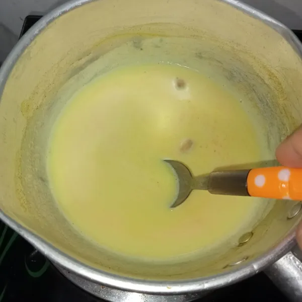 Aduk rata susu kunyit sampai mulai mendidih, matikan kompor.