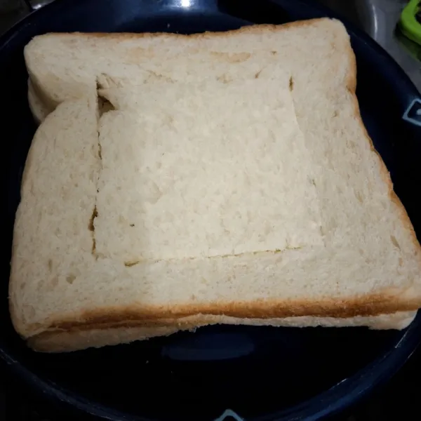 Potong bagian tengah roti