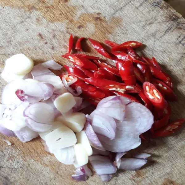 Iris bawang dan cabe.