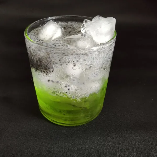 Tuang air soda sampai gelas terisi penuh,lalu sajikan.