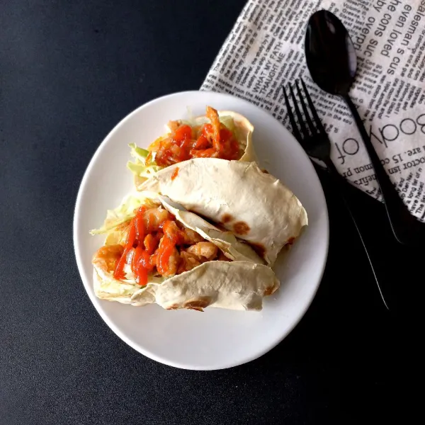 Beri saus botolan sesuai selera, lipat dan rapihkan kulit kebab.
