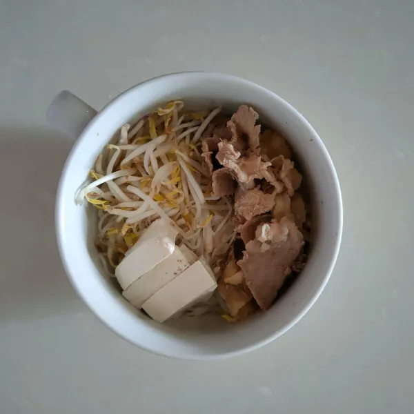 Tata bihun, tauge, tahu dan daging.