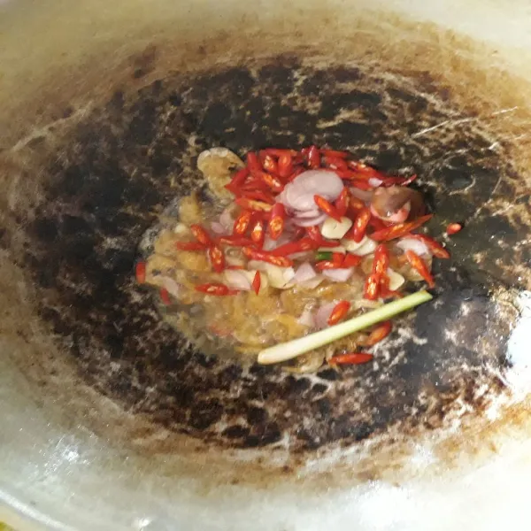 Masukkan cabe dan bawang iris.