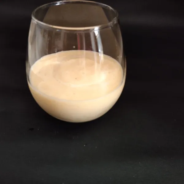 Tuang jus nanas dalam gelas