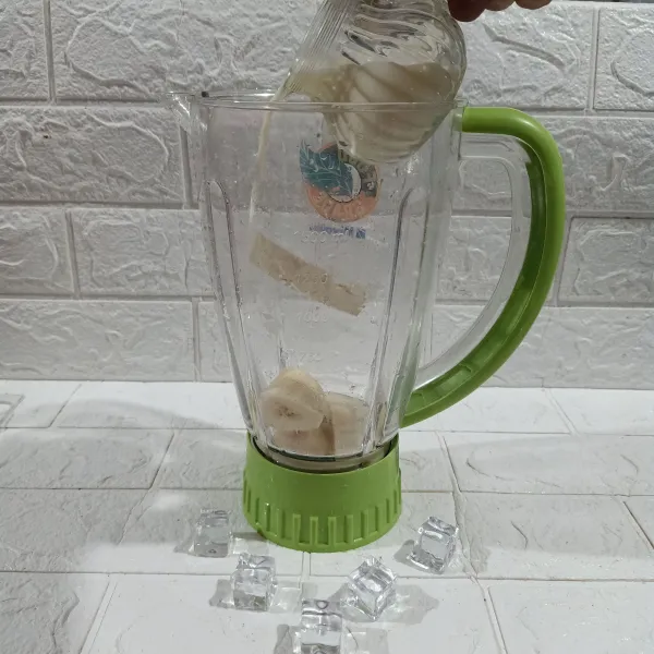 Beri susu cair.
