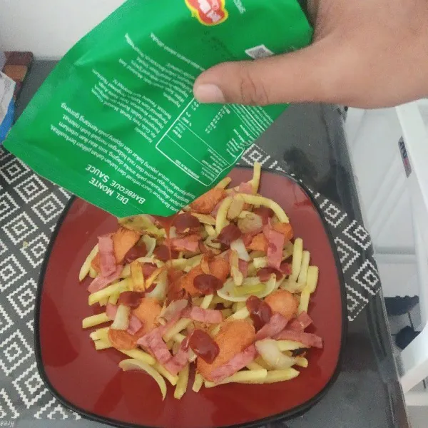 Beri saus bbq.