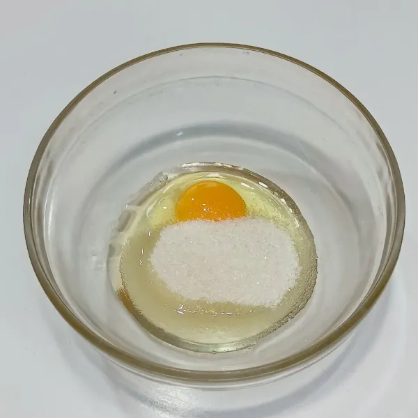 Kocok telur dan gula sampai larut.