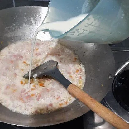 Lalu masukkan tepung yang sudah dicairkan, aduk cepat dan masak hingga matang lalu koreksi rasa.