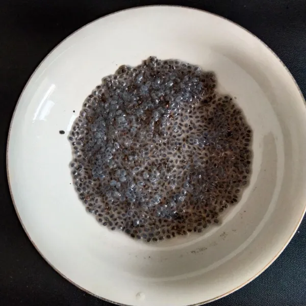 Rendam biji selasih terlebih dahulu