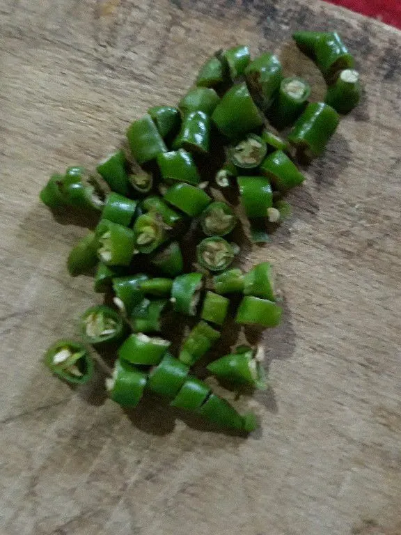 Lalu potong cabe rawit.