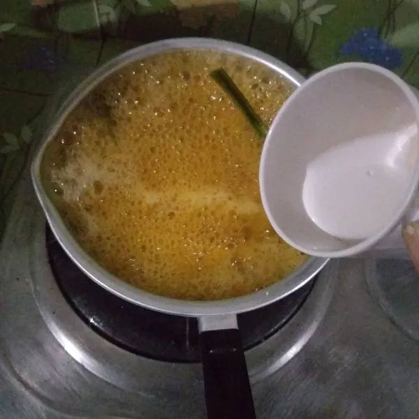 Setelah mengapung tandanya sudah matang Masukkan Larutan tepung aduk aduk hingga mengental angkat.