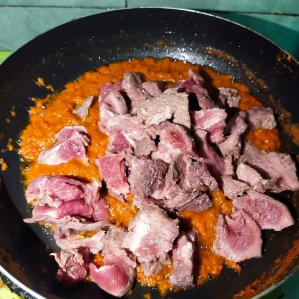 Kemudian masukkan irisan daging sapi lalu aduk sampai rata.