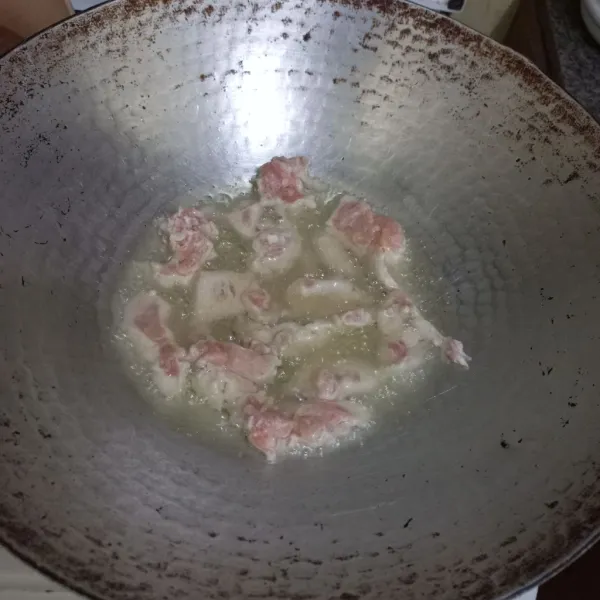 Goreng ayam hingga matang kecokelatan, tiriskan.