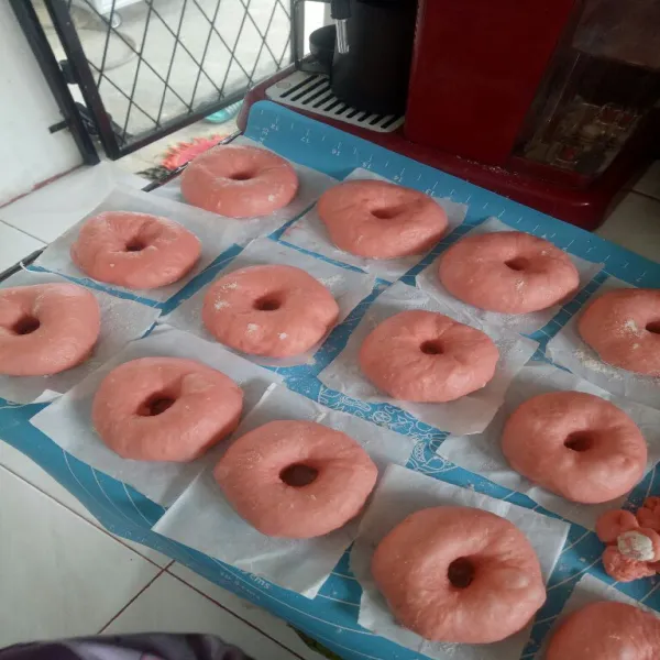 Lobangi tengah donat dengan ujung spuit atau tutup botol. Biarkan mengembang 2x lipat.