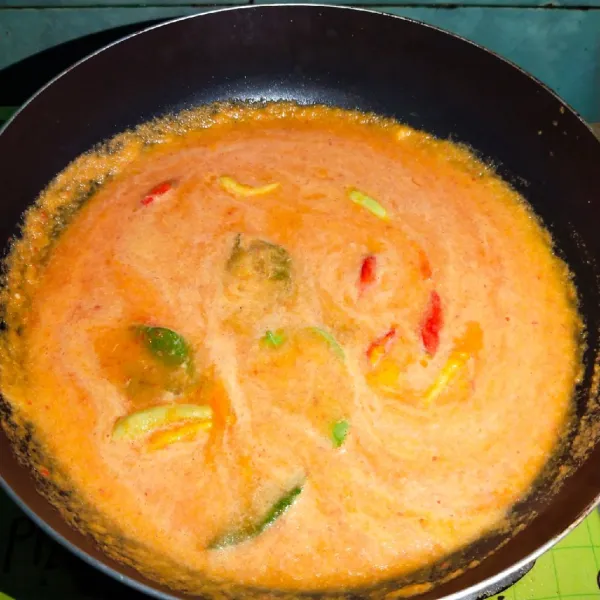 Kemudian haluskan bumbu yang dihaluskan, masukkan daun salam dan daun jeruk, tambahkan cabai rawit, masak hingga bumbu berbau harum.