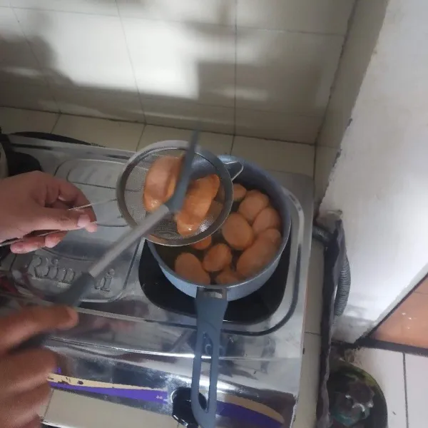 Goreng sosis dan smoke beef dalam minyak panas, lalu sisihkan.