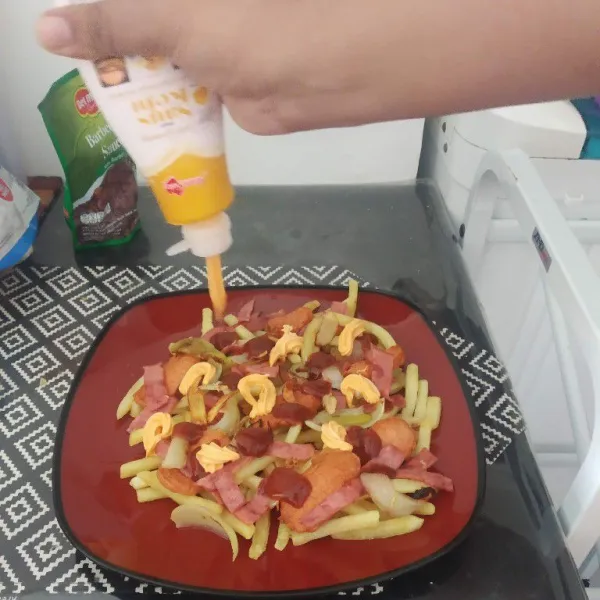 Beri saus keju.