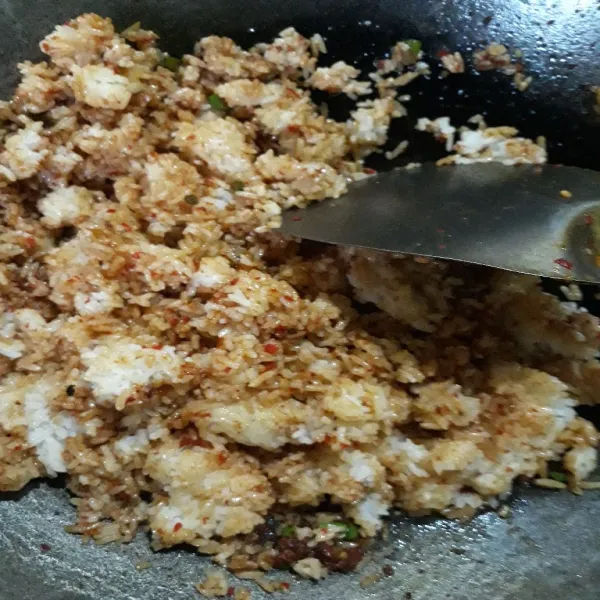 Tambahkan kecap manis,kaldu dan garam. Lalu taburkan seledri dan aduk rata.