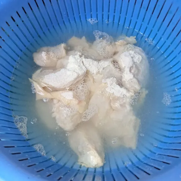 Kemudian celupkan ke dalam air.