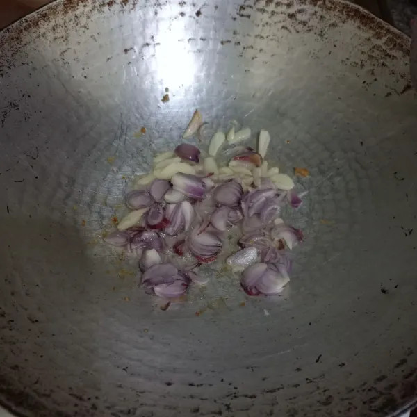 Tumis irisan bawang merah dan bawang putih hingga harum.
