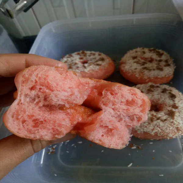 Jika donat sudah dingin poles blueband di atas donat beri taburan kelapa kering dan parutan gula aren. Donat nya empuk dan berserat cantik. Siap di nikmati.