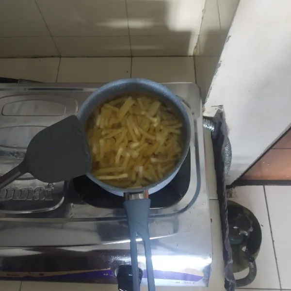 Goreng kentang, lalu sisihkan.