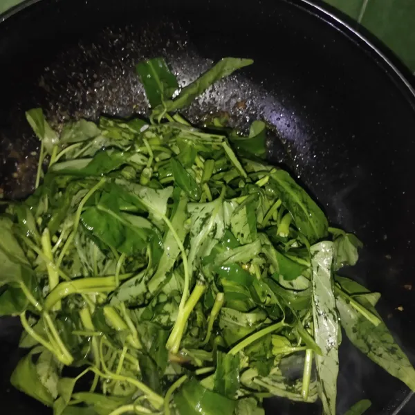 Masukan kangkung dan beri air