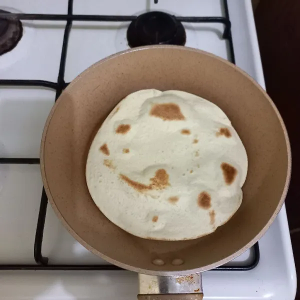 Siapkan kulit kebab, panggang hingga matang.