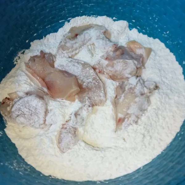 Baluri ayam dengan bahan kering hingga merata.