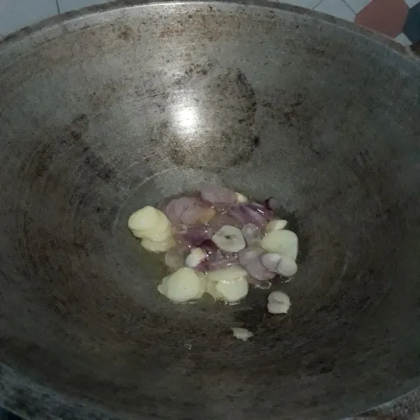 Tumis irisan bawang merah dan putih sampai harum.