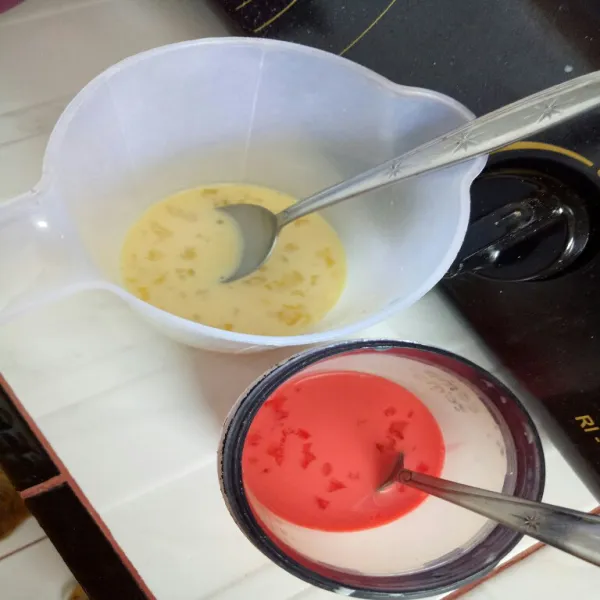 Satukan dalam wadah telur, skm dan susu cair aduk rata lalu bagi dua yang satu nya beri pasta merah aduk rata kembali.