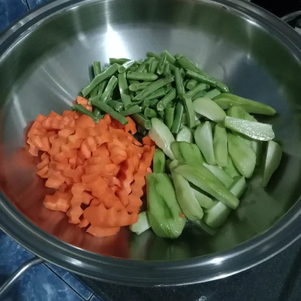 Rebus sayuran sampai matang.