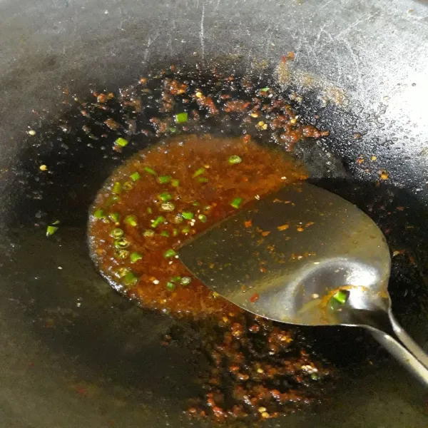 Masukkan cabe rawit.