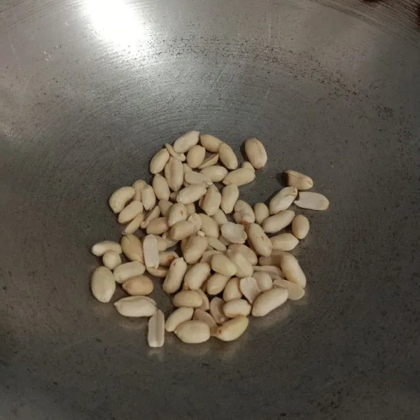 Sangrai kacang hingga matang.