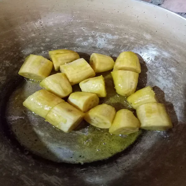Potong-potong pisang lalu panggang diatas teflon dengan sedikit butter/margarin lalu angkat sisihkan sampai dingin.