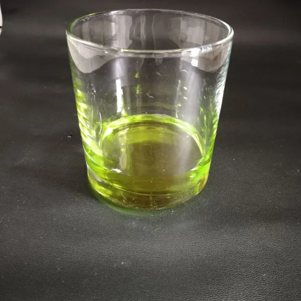 Tuang sirup melon kedalam gelas