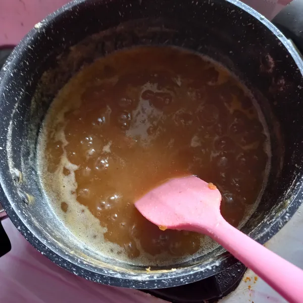 Blender nanas, kemudian masukkan ke dalam panci tambahkan gula, kayu manis dan garam.