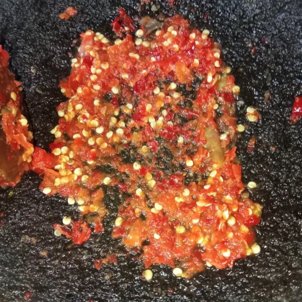 Ulek cabai rawit, cabai keriting, bawang merah, garam, gula pasir dan kaldu jamur sampai halus.