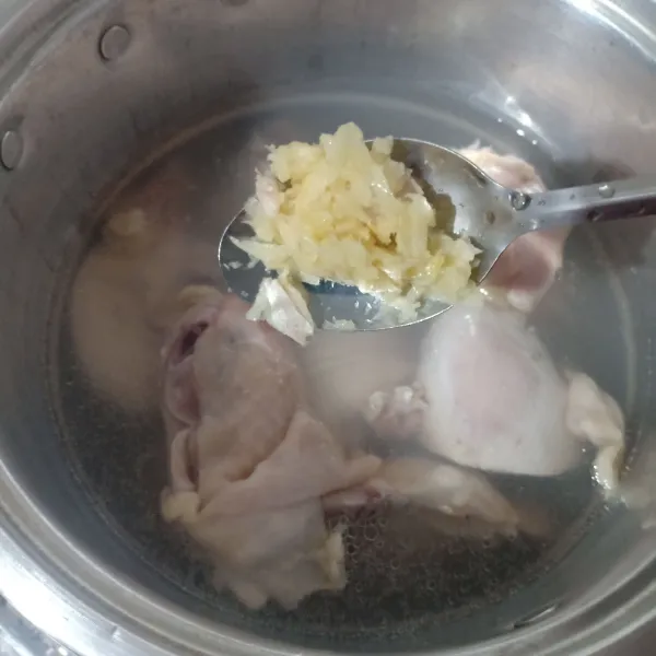Rebus ayam dalam panci, beri bawang putih halus.