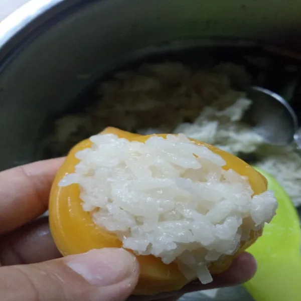 Belah nangka, buang bijinya, lalu isi dengan ketan.