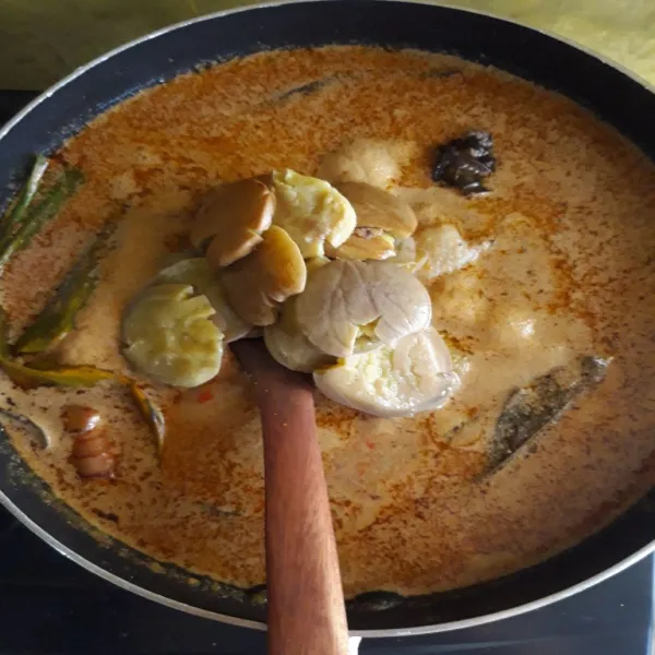 Masak dengan api sedang sampai mendidih lalu masukkan jengkol. Beri garam dan kaldu bubuk lalu masak hingga jengkol empuk.