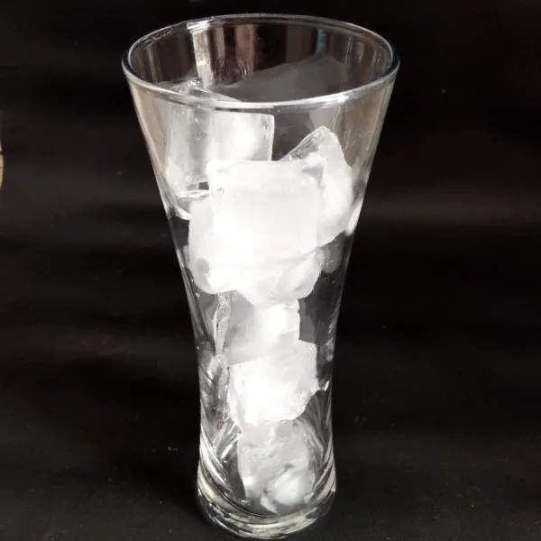 Tuang es batu dalam gelas saji