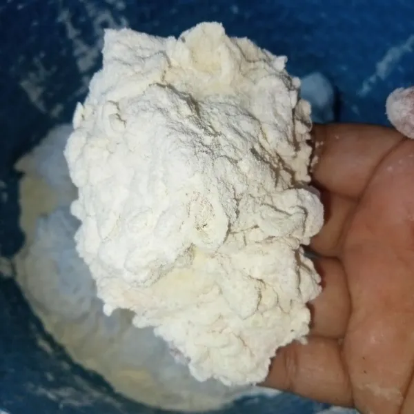 Baluri lagi dengan bahan kering hingga ayam tertutupi tepung.