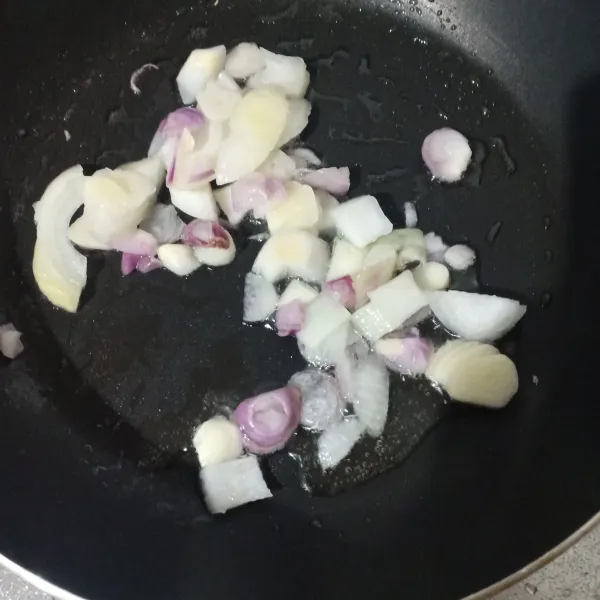 Tumis bawang merah, bawang putih sampai harum.