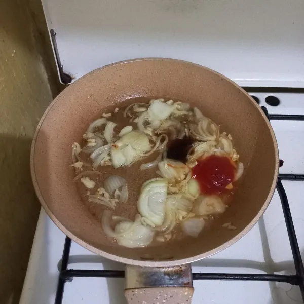 Panaskan minyak secukupnya, tumis irisan bawang bombay dan bawang putih cincang hingga harum, tambahkan saus tiram, garam, saus tomat dan air, aduk rata.