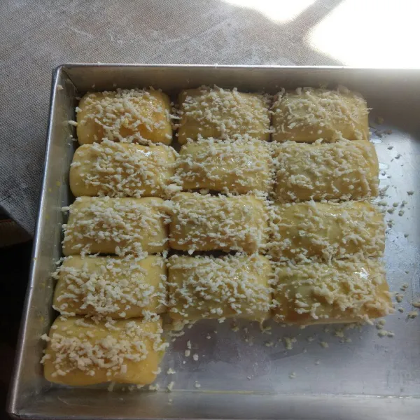 Campurkan semua bahan olesan lalu susun adonan diatas loyang lalu oles dengan bahan olesan secara merata dan beri taburan keju. 
Panggang 20 menit dengan api sedang dan oven yang sudah dipanaskan.