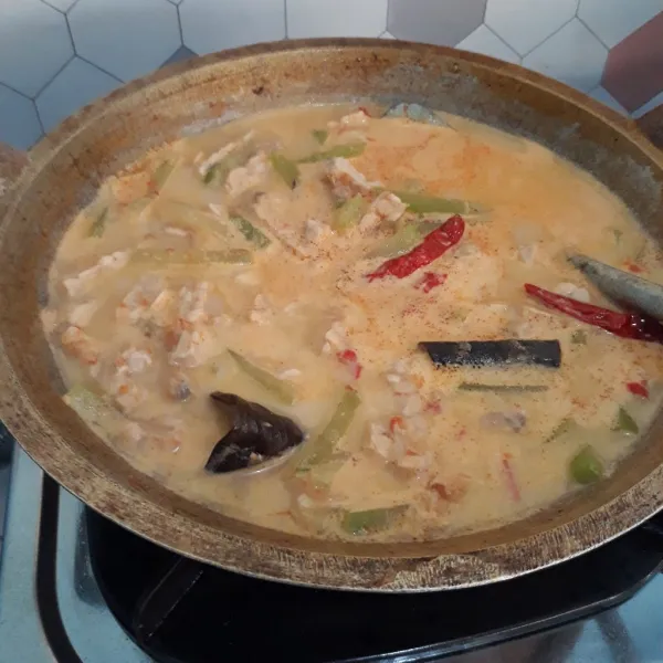 Tunggu hingga manisa empuk dan bumbu meresap. Tuang santan. Masak hingga mendidih lagi. Matikan api.